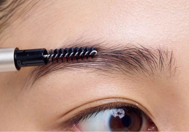 先に毛流れを整えておく