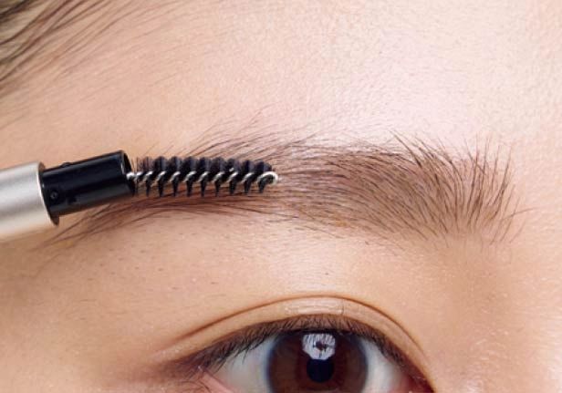 ブラシでとかしている様子