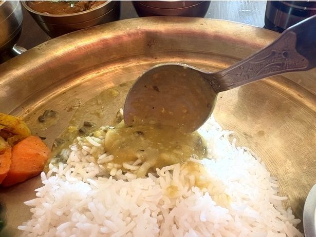 まずはダルとご飯から食べ、カレーを加えながら自分好みに調整していく