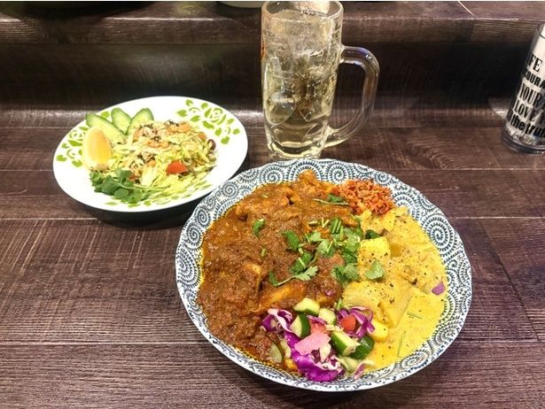 「ラペットゥ」(写真奥左)と「ミャンマーカレー」(手前)。ドリンクはハイボールを注文