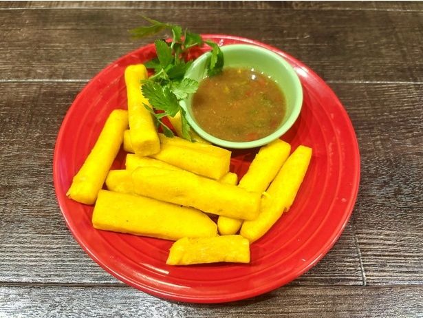 徳広さんのおすすめである、隠れメニューの「トーフジョー」(600円)。「ジョー」はミャンマー語で「揚げる」「炒める」という意味で、ひよこ豆の豆腐を揚げている。フルーティーなタマリンドソース付き