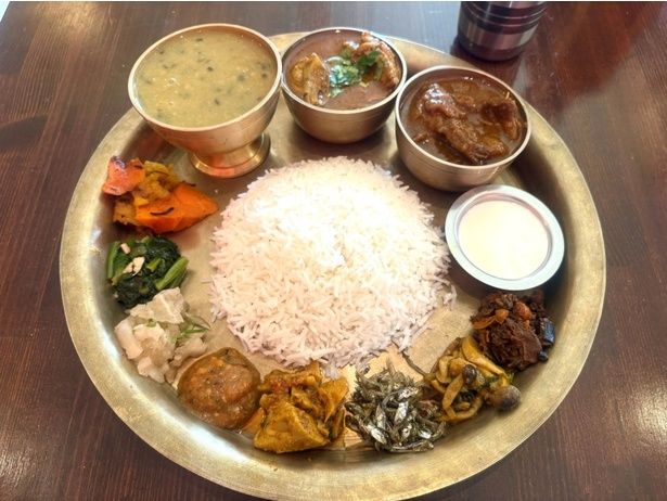 「ダルバートスペシャル」(写真はカレー2種/1800円。チキンのみは1600円)