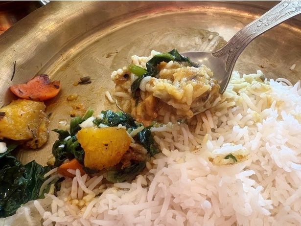 編集部員はスプーンを使ったが、現地では手で食べるのが主流。同店でも、手で食べる人にはフィンガーボウルを用意してくれる