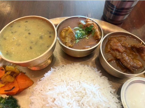 左から、「ダル」、「チキン」、「山羊」。5種ほどのスパイスを使用し、シンプルな味わいに仕上げている