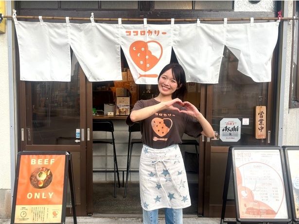 「ココロカリー」。スパイスマニアのこころさんが笑顔で出迎えてくれる