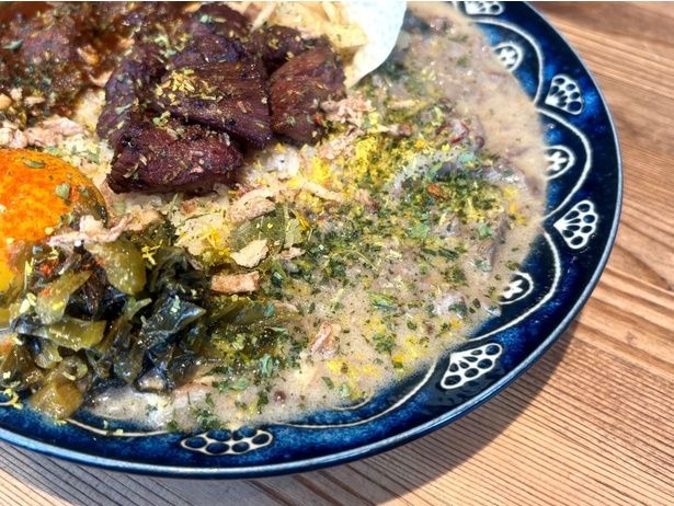 「とろ牛すじの白味噌辛子蓮根」。「とろ牛すじ」というだけあり、噛む力がいらないほどほろほろ！お酒にも合いそうだ