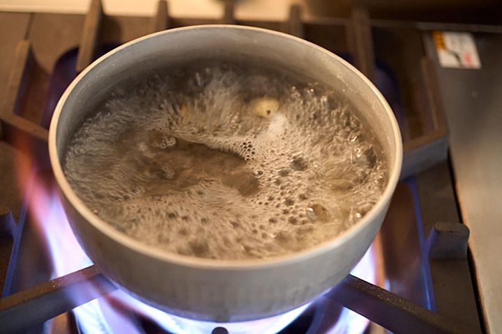 うずらの卵をゆでる