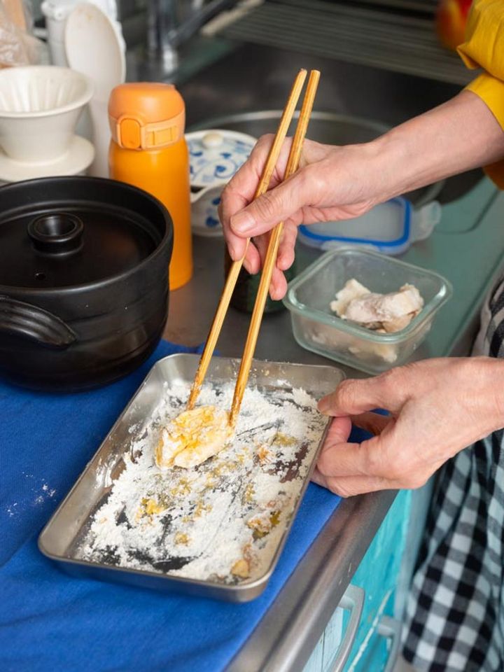湯煎した鶏むね肉の表面に片栗粉をまぶします。