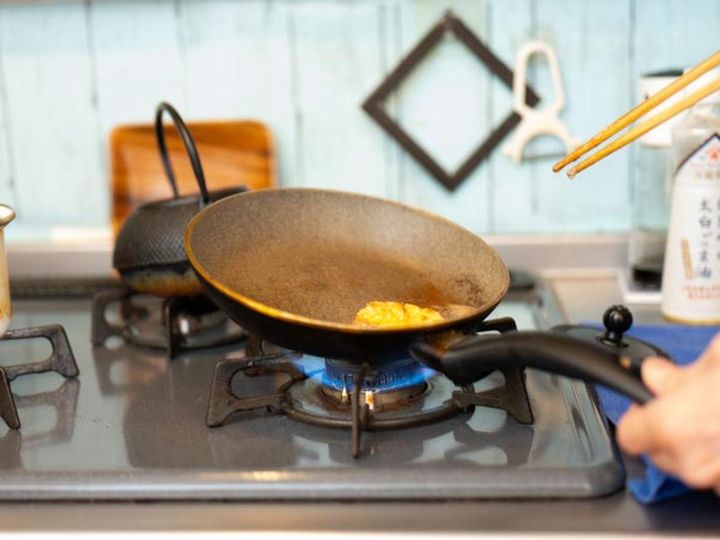 少な目のごま油で揚げ焼きに。フライパンを傾けて油を集め、返しながら揚げると表面全体がカリッと色よく仕上がります。