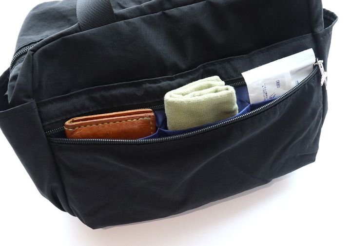 宝島社ムック付録の日本旅行が考えた11ポケットナイロン撥水ショルダーバッグ7