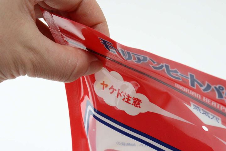 ダイソーのモーリアンヒートパックの加熱袋のチャックを閉じる様子