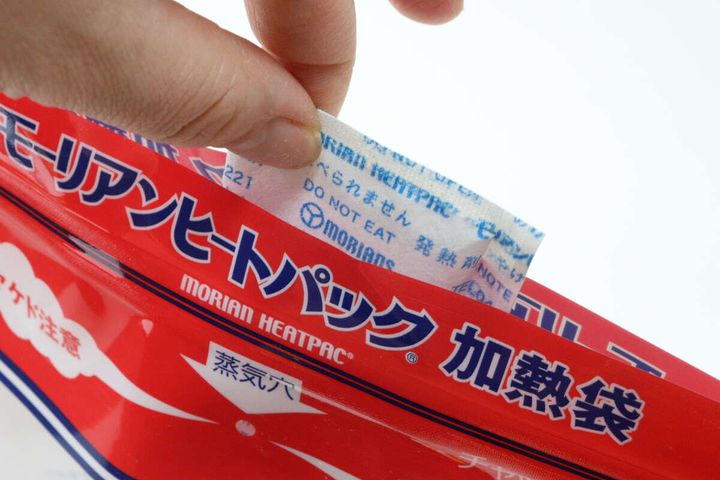 ダイソーのモーリアンヒートパックの加熱袋に発熱剤を入れる様子