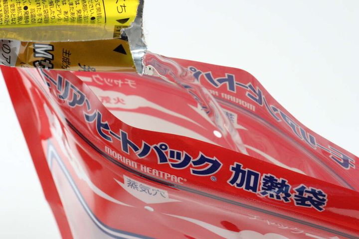 ダイソーのモーリアンヒートパックの加熱に水を注ぐ様子