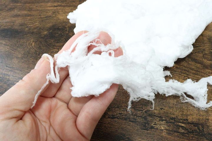 ダイソーの廃油を吸収する白わたをちぎる