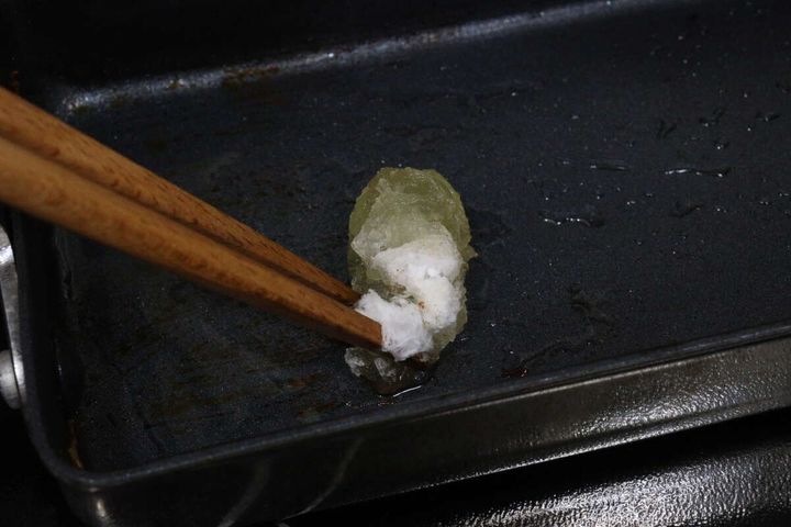 ダイソーの廃油を吸収する白わたの使用例