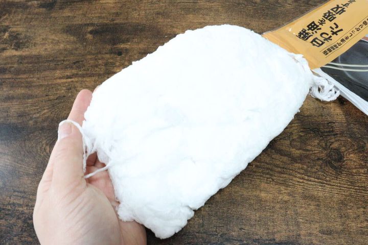 ダイソーの廃油を吸収する白わたのビジュアル