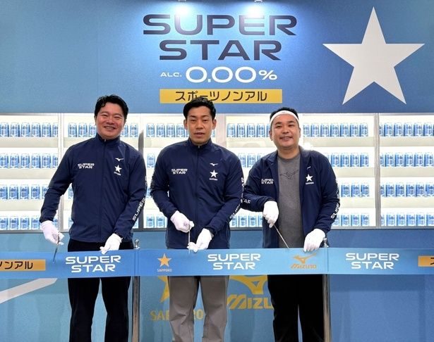 テープカットの様子