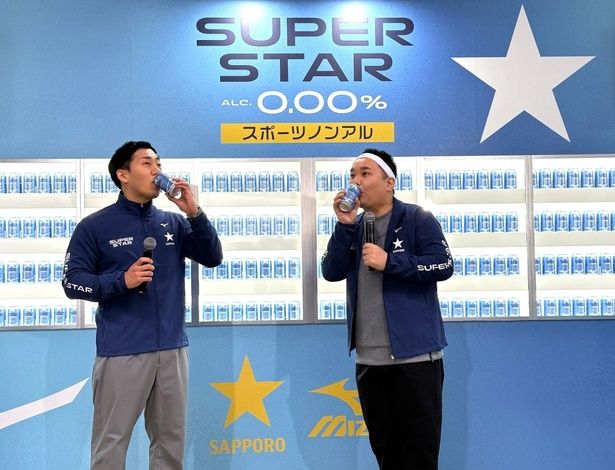 乾杯後、おいしそうにゴクゴクと飲む2人。相撲好きの内海さんは「土俵下の水もこれにしたらいい！」と笑いを誘った