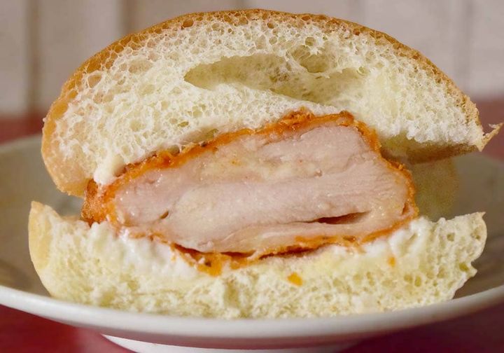 サクッと軽い食感の衣に、胡椒やスパイスがしっかりと効いた味わい。