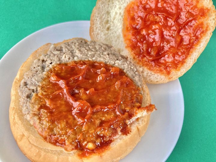 トマトソースに溺れる！？ガーリックもしっかり！【ファミマ】松屋監修のうまトマハンバーガー