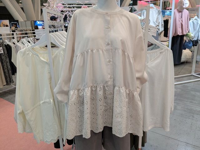 白の撥水エンプロティアードブラウス