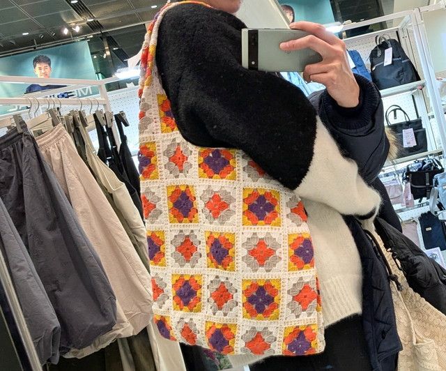 カラフルなデザインのグラフィティ・トートバッグ