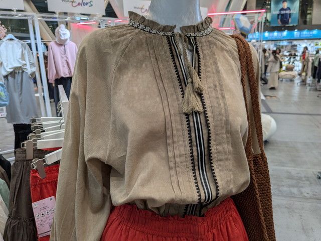 ボイル刺繍ブラウスを着用したマネキン