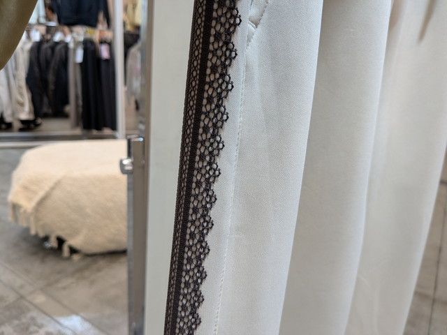 レースラインパンツのライン