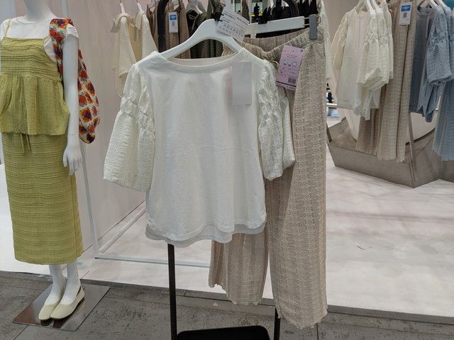 刺繍トップスとパンツ