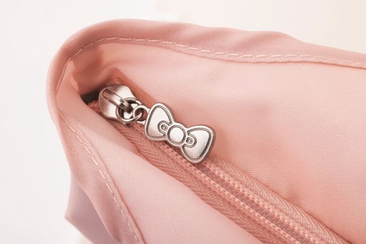 POINT② 天ファスナー付きで、可愛いリボンチャーム