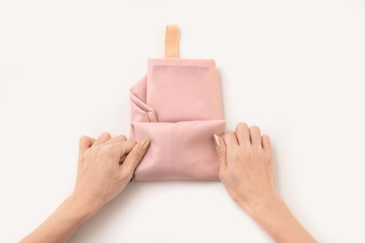 ❹縦にしてくるくる……サイドのゴムで留めます