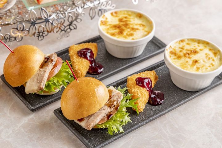 バルサミコ酢豚のバーガー、チーズフライ いちごのコンポート添え、ミートボールドリア