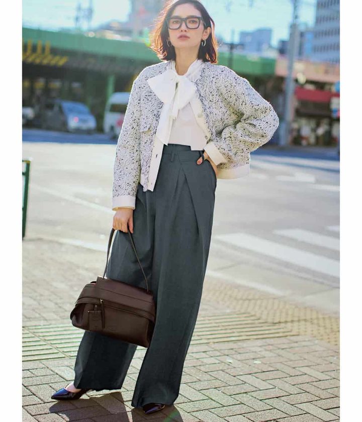 市川紗椰 通勤コーデ タックパンツ ツイードジャケット リボンブラウス