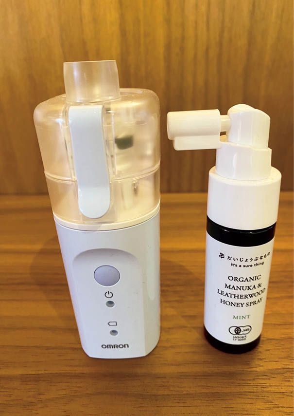 左：超音波式 ネブライザ（オムロン） 右：だいじょうぶなもの オーガニック マヌカ＆レザーウッドハニースプレー（Takaku ra） 「宝塚出身の俳優さんと共演した時に教えてもらい、以来手放せません！」