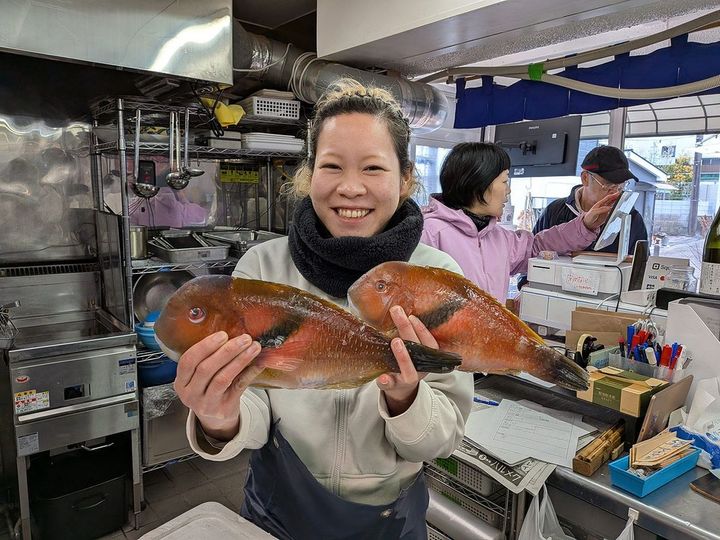 イラを持つのはマルカマ店長の和田あかねさん。この4月で開業3周年を迎えるマルカマが扱ってきた天然魚は250種以上です