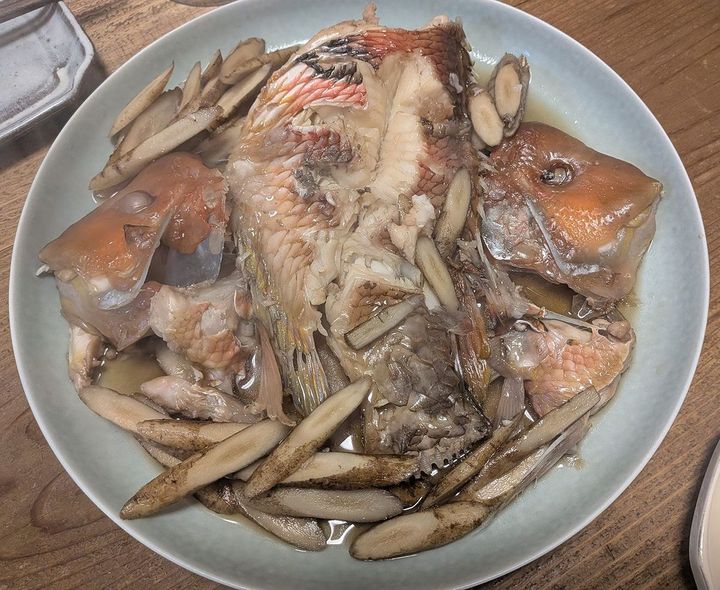 泡煮の技法で素早く作ったイラの煮つけ。味付けがちょっと薄めでしたが、皮目のブリンブリン感を楽しめました