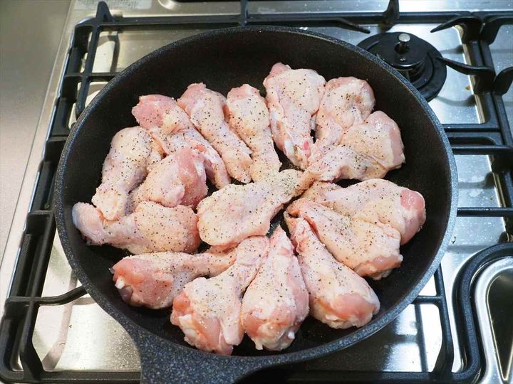 フライパン1つで簡単！手羽元1kgのガーリック塩焼き｜作り置きにもおすすめ