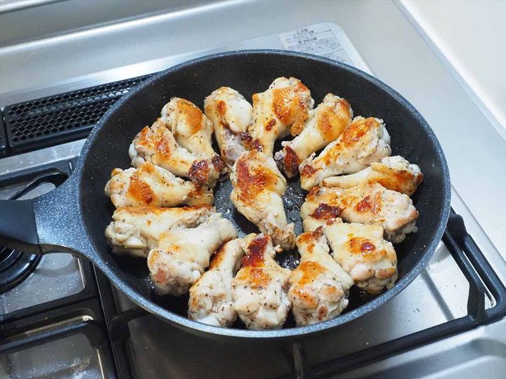 フライパン1つで簡単！手羽元1kgのガーリック塩焼き｜作り置きにもおすすめ