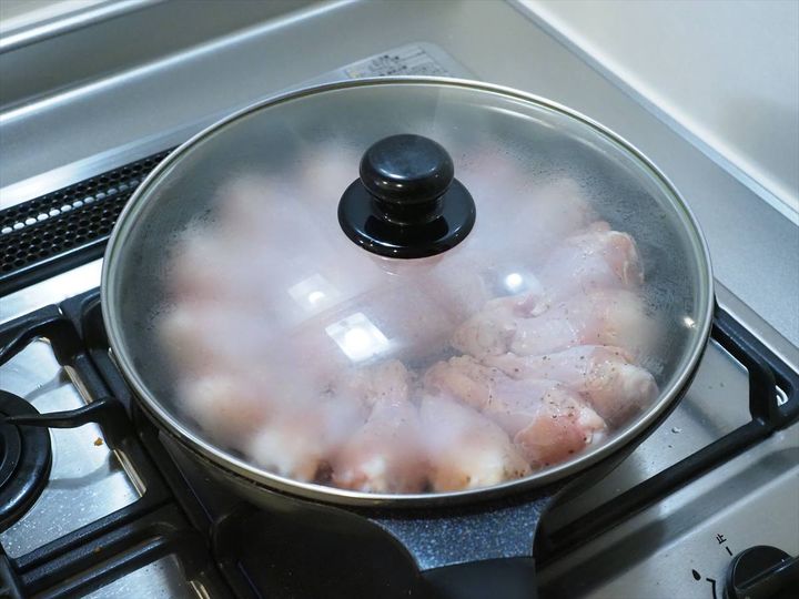 フライパン1つで簡単！手羽元1kgのガーリック塩焼き｜作り置きにもおすすめ