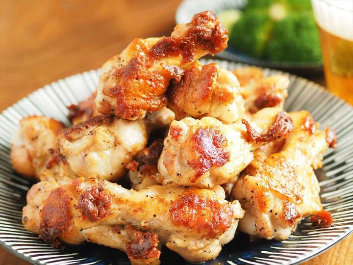 フライパン1つで簡単！手羽元1kgのガーリック塩焼き｜作り置きにもおすすめ