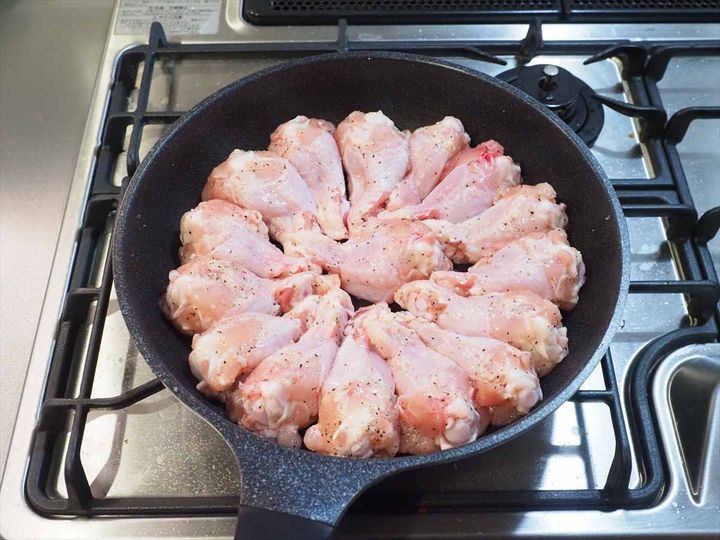 フライパン1つで簡単！手羽元1kgのガーリック塩焼き｜作り置きにもおすすめ