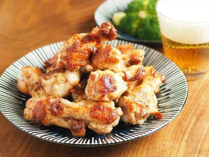 フライパン1つで簡単！手羽元1kgのガーリック塩焼き｜作り置きにもおすすめ