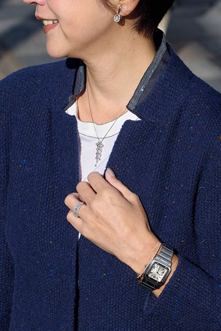 「デニムの日はカジュアルでまとめず、きれいめに。今日は小物にホワイトゴールドやダイヤを合わせました。時計は『カルティエ』、ほかは帝国ホテルで購入したものです」