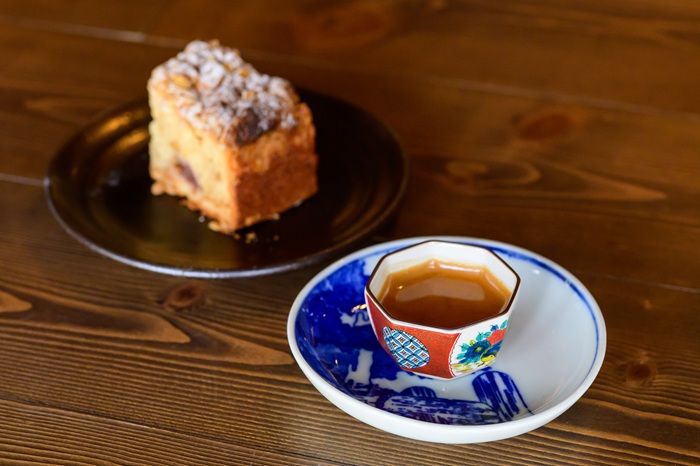 「エスプレッソSingle」300円（手前）、「プルーンメープルクランブルケーキ」450円（奥）