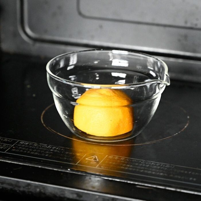 半分に切ったレモンを電子レンジで加熱する