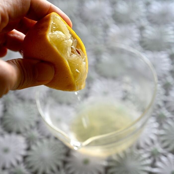 果汁を絞る様子