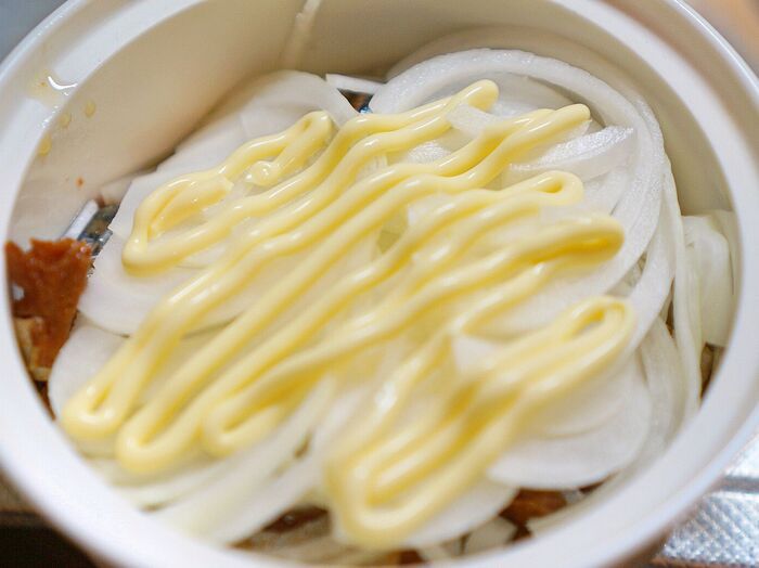 手順3.マヨネーズをかけます