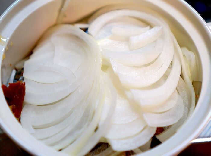 手順2.玉ねぎを半量のせる