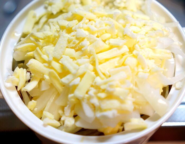 手順5.チーズをのせてレンジでチンする