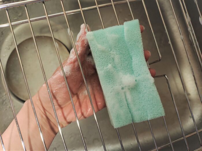 ただの『スポンジ』に切り込みを入れるだけ！めちゃ便利なグッズに進化♡洗い物以外にも活躍